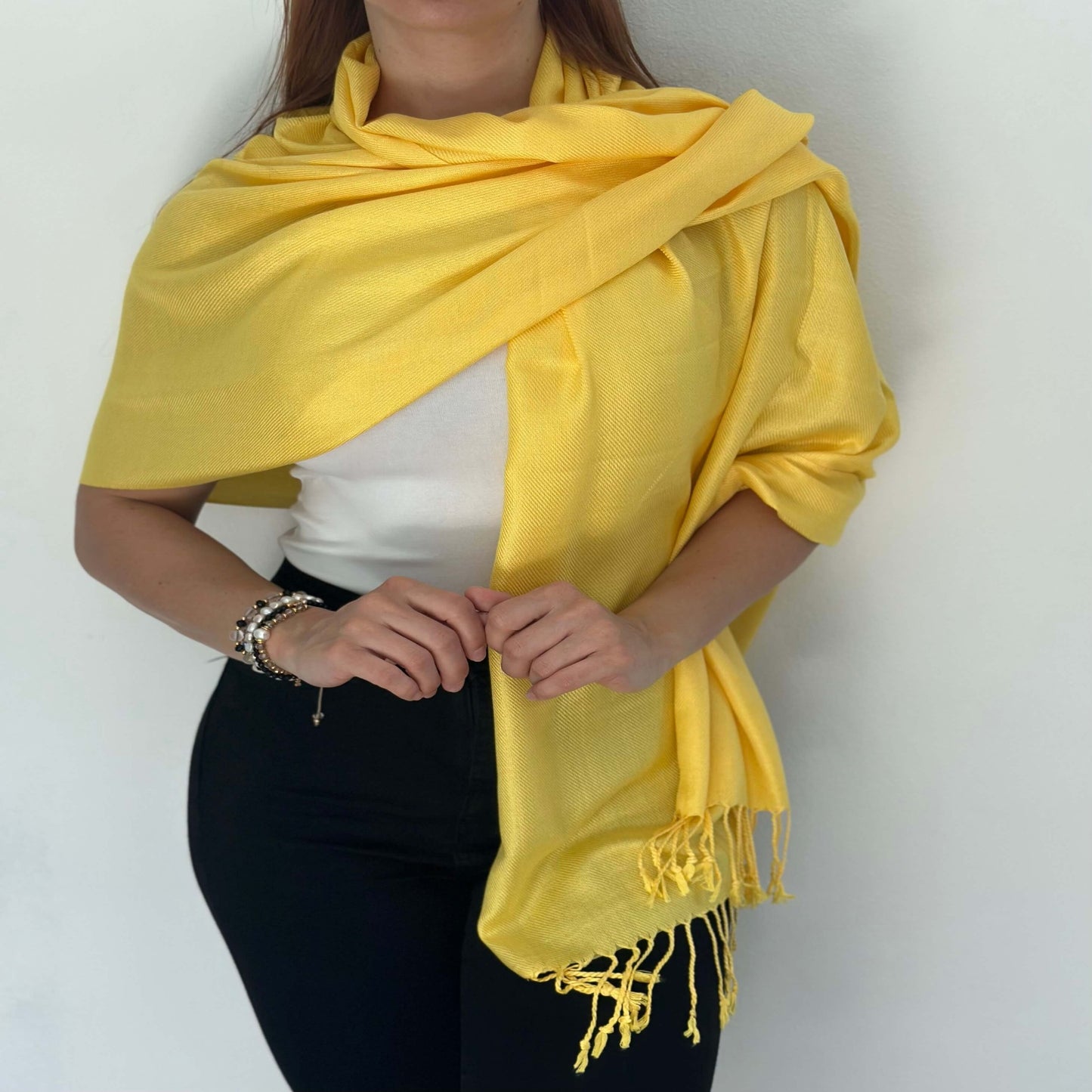 Torso de Mujer Modelando Pahmina Twill Amarillo Brillante/Pololena & Co.