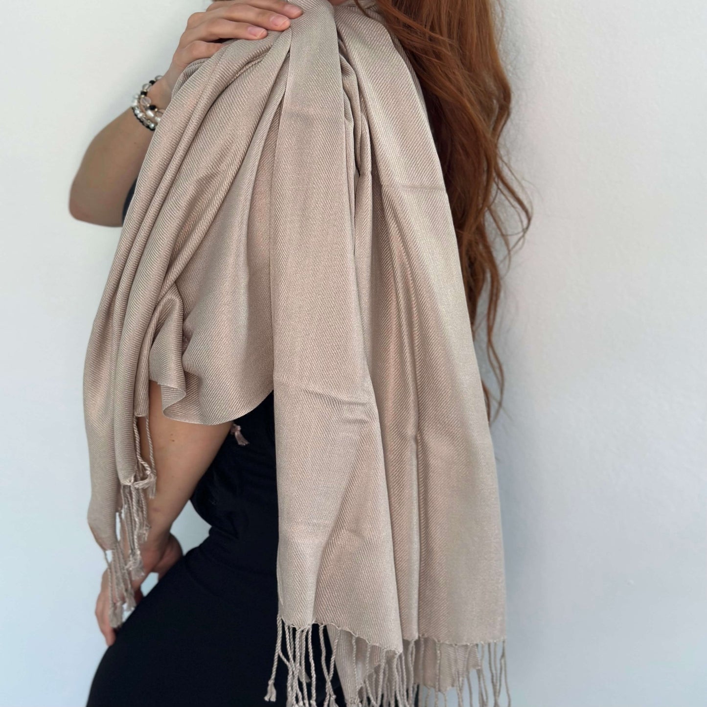 Mujer Vistiendo una Arena Calidez Monchromatic Twill Pashmina/Pololena & Co.