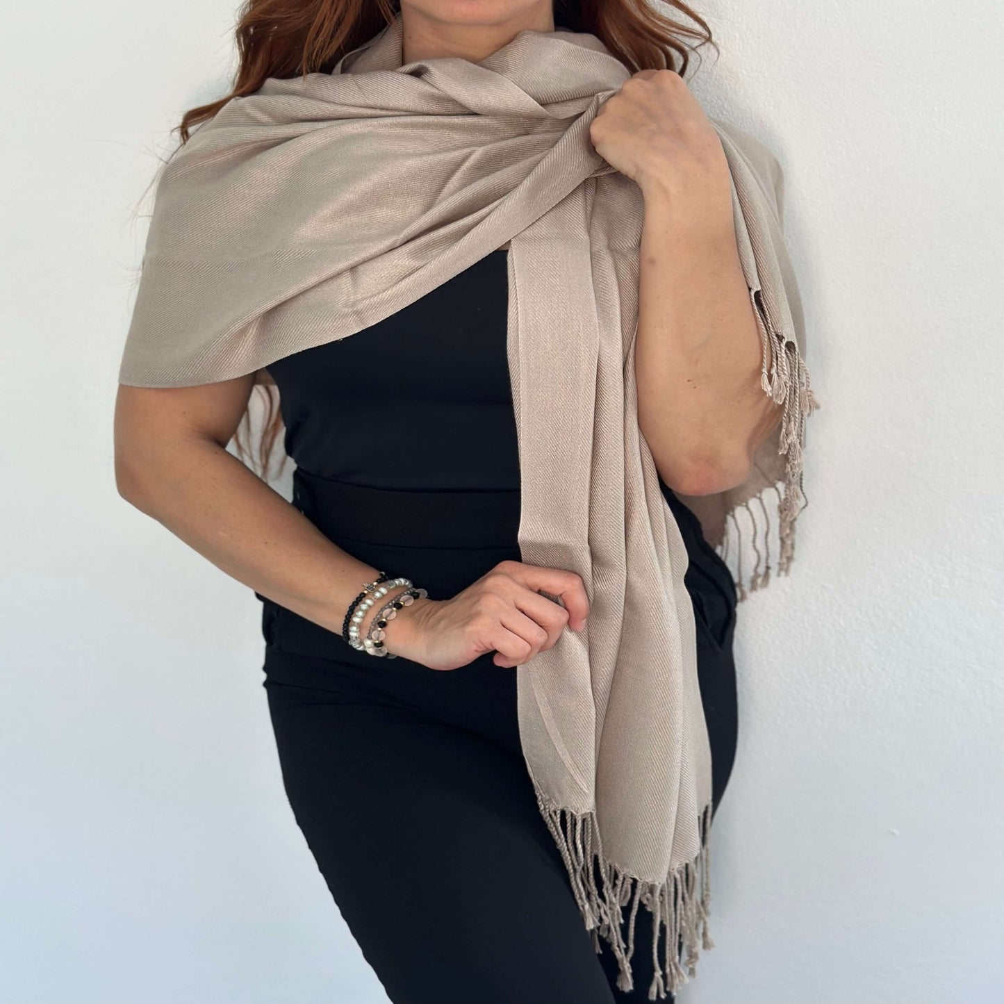 Mujer Cubriendo sus Hombros con una Pashmina Color Arena Calidez/Pololena & Co.