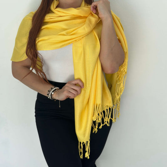 Mujer Joven Modelando Pashmina Twill Amarillo Brillante/Pololena & Co.