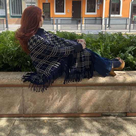 Mujer Sentada en Plaza Pública Shooting de Fotos para Modelar Poncho Pullover Estilo Europeo Azul Navy/Pololena & Co.