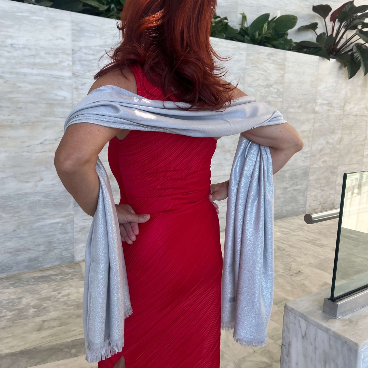 Mujer Pelirroja con Vestido Rojo y Dejando Caer sobre sus Brazos Elegante Pashmina Shawl Plateada/Pololena & Co.