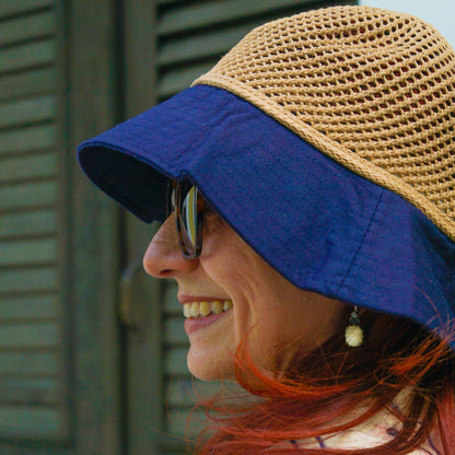 Mujer Sonriendo y Modelando un Hermoso Ladies Fisherman Summer Sun Beach Hat/Pololena & Co.