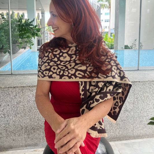 Mujer Elegante Combinando Vestido Rojo con Hermoso Pashmina Shawl Animal Print de Leopardo/Pololena & Co.