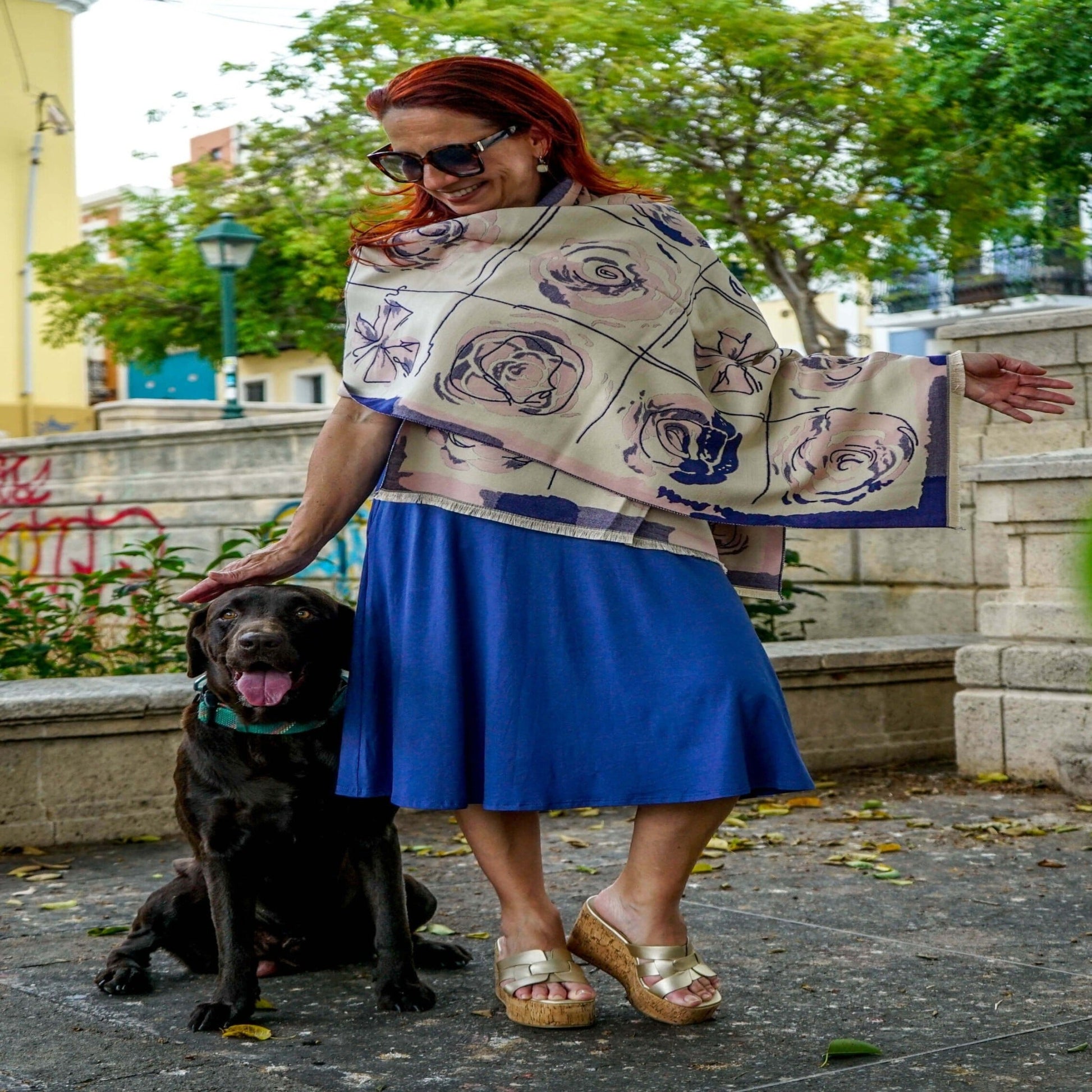 Mujer Acompañada de Perro Labrador y Modelando Elegante Pashmina Shawl Floreada/Pololena & Co.