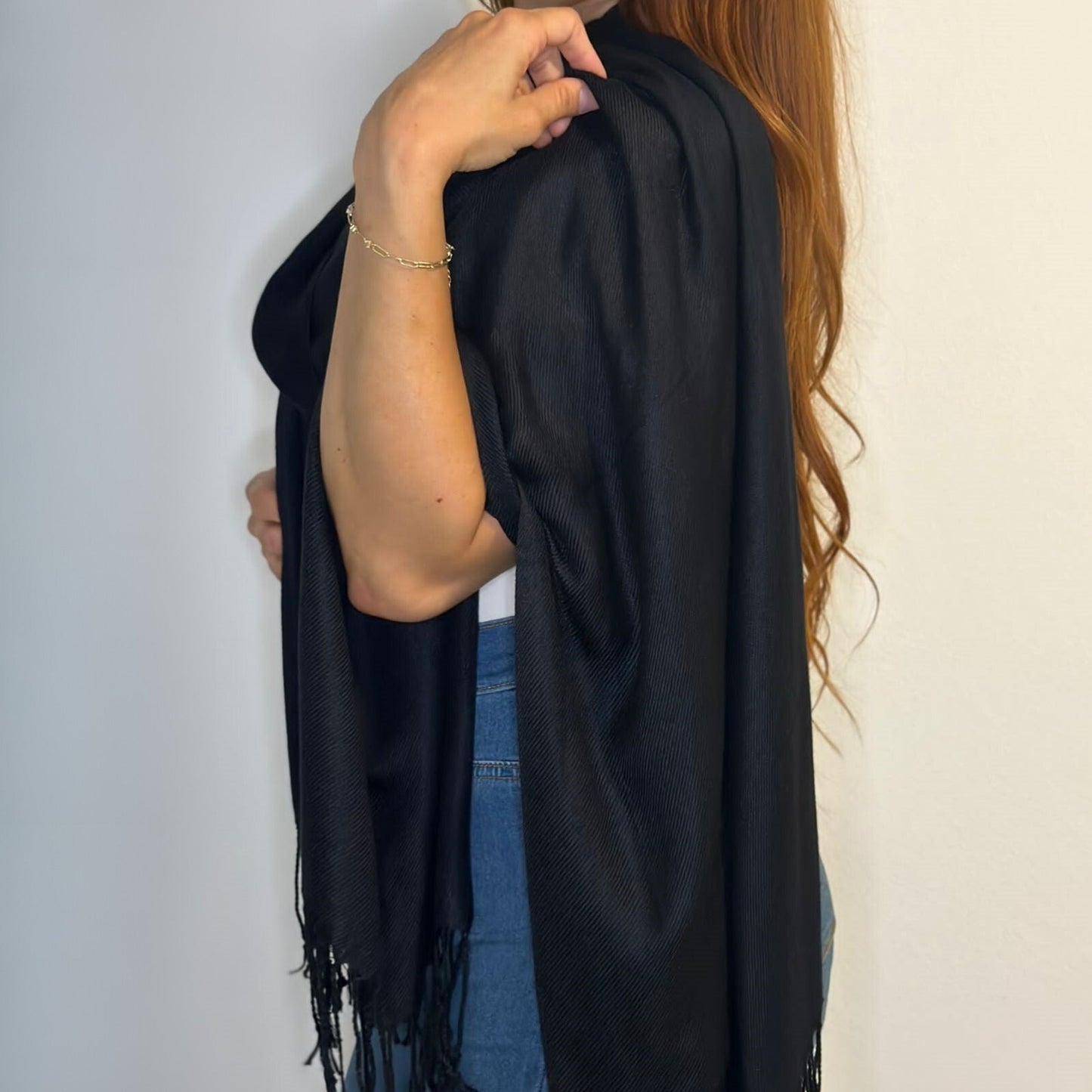 Medio Cuerpo de Mujer Mostrando Cómo Cubrir de Forma Elegante Sus Hombros con una Pashmina Shawl/Pololena & Co.