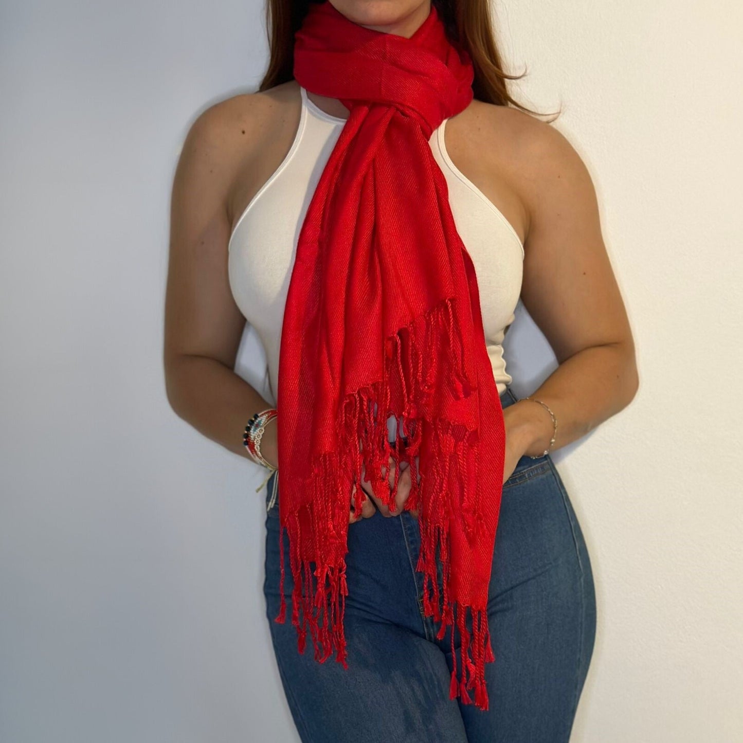 Mujer en Jeans Top y Pashmina Shawl Roja Anudada en en Cuello/Pololena & Co.