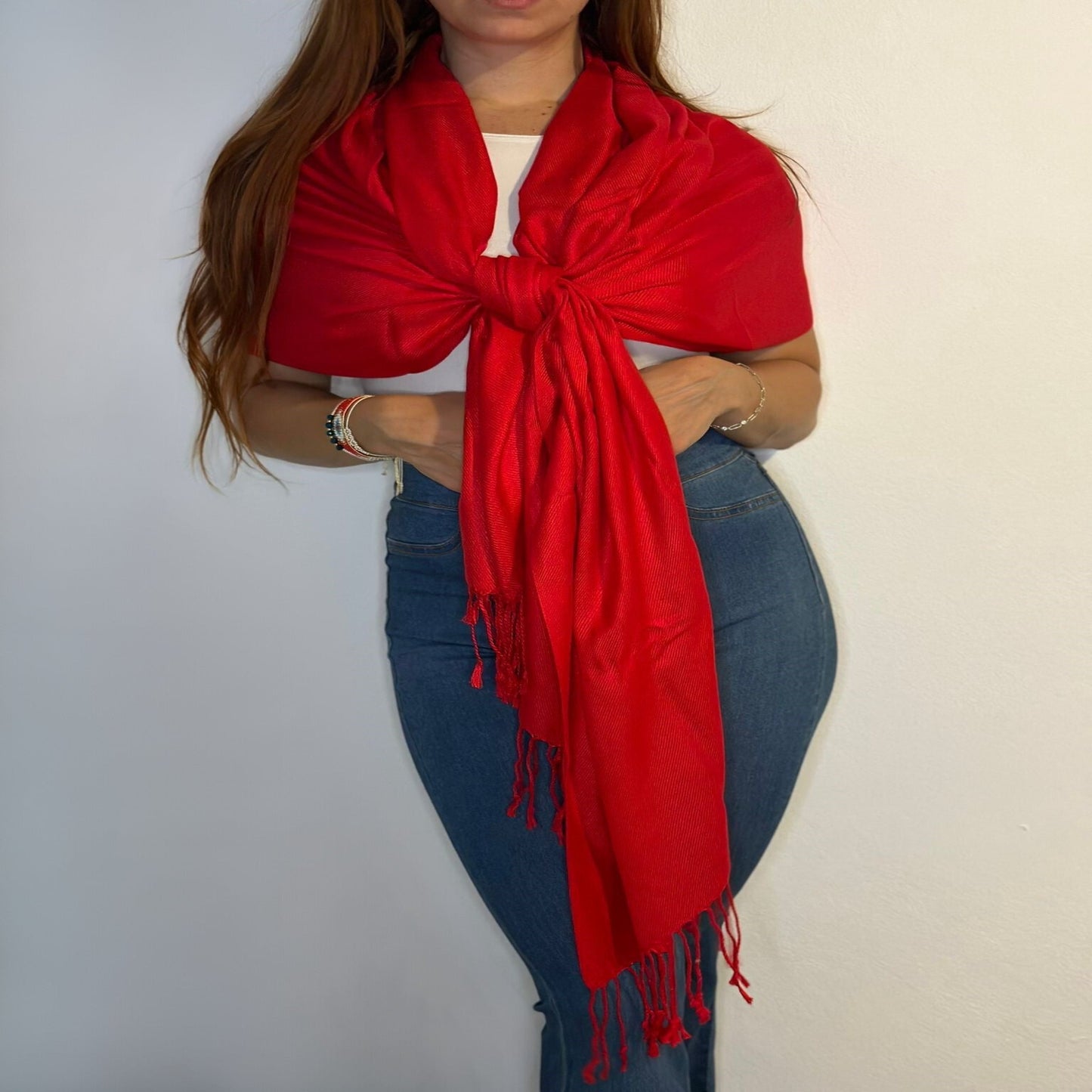 Medio Cuerpo de Joven Mujer Luciendo Elegante Pashmina Color Roja/Pololena & Co.