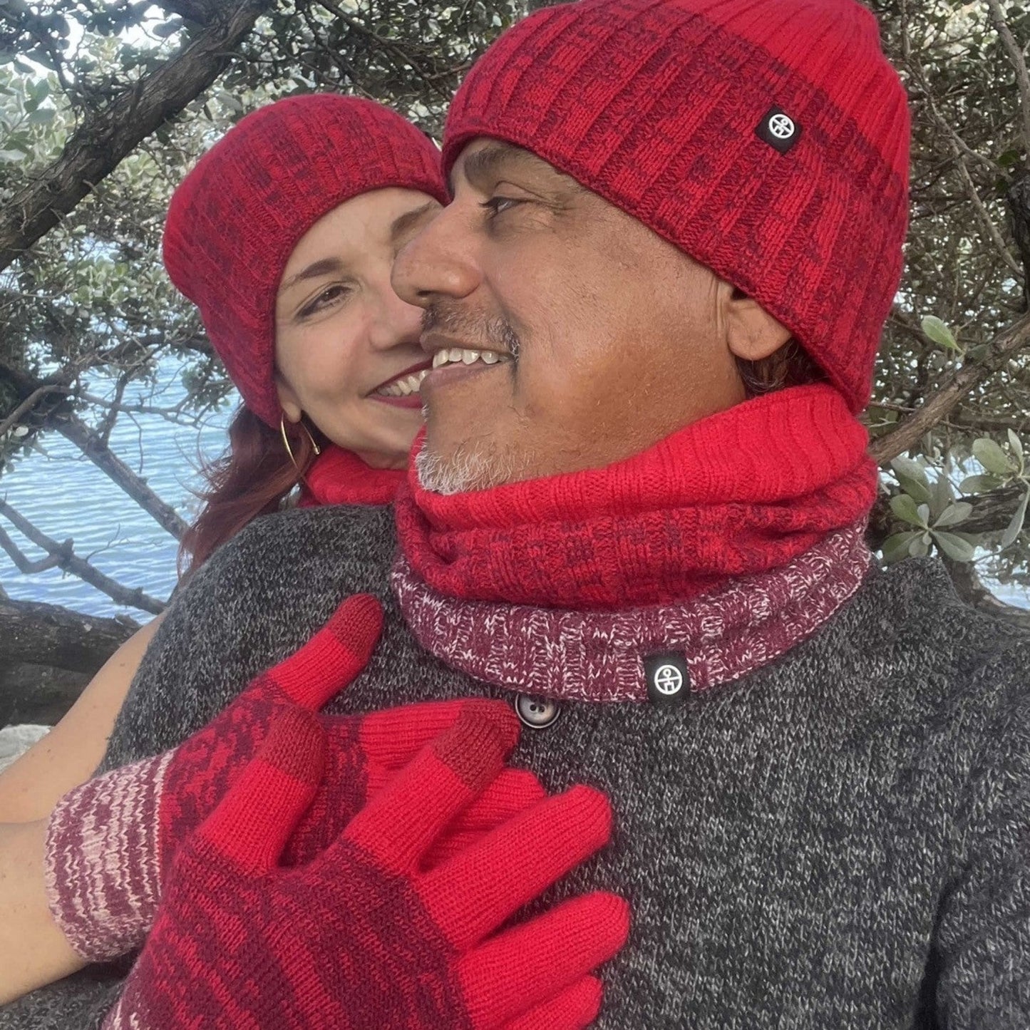 Matrimonio Modelando Fente a un Lago Práctico Set Gloves Beanie Scarf Color Rojo Marmoleado/Pololena & Co.