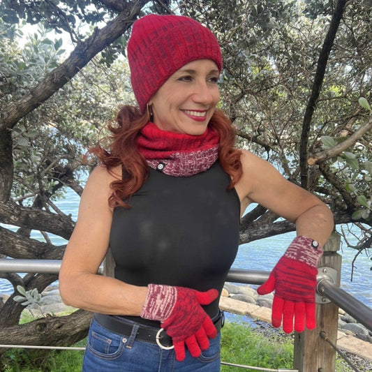Mujer Pelirroja Mostrando Elegante Set Gloves Beanie Scarf Color Rojo Marmoleado/Pololena & Co.