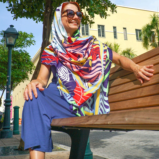Mujer Pelirroja de Paseo Mostrando Cómo Cubrir el Cabello con una Estola Pashmina con Estampado Tropical/Pololena & Co.