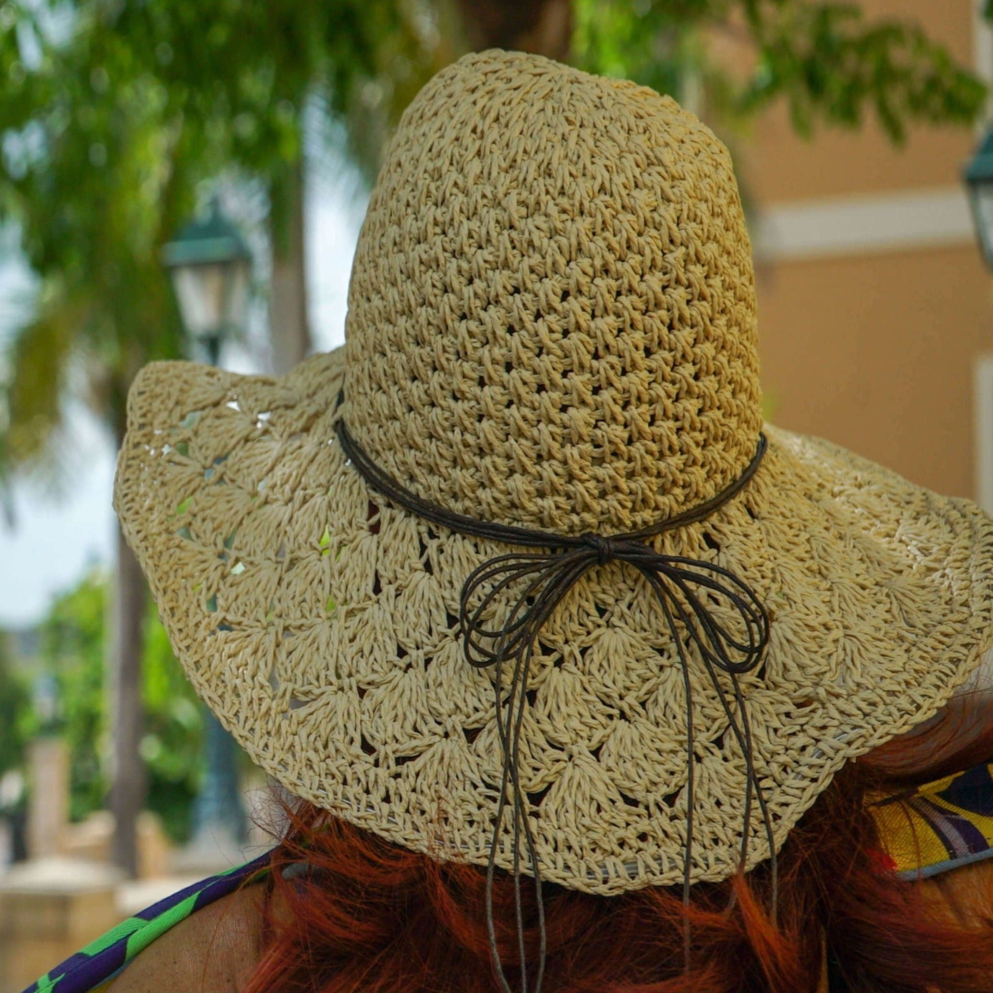 Mujer Modelando un Elegante Women Sun Protection Adjustable Straw Hat/Pololena & Co.