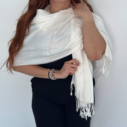 Mujer Cubriéndose los Hombros del Frío o imperfecciones con una Delicada Twill Pashmina Color Off White/Pololena & Co.