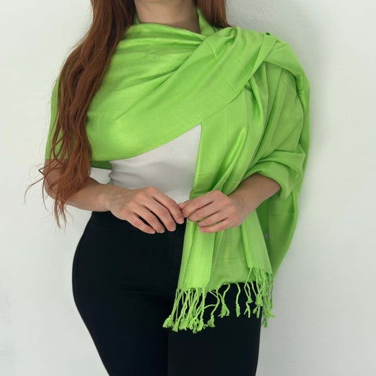 Mujer de Pelo Largo Mostrando Cómo Cubre sus Hombros con una Twill Pashmina Verde Esperanza/Pololena & Co.