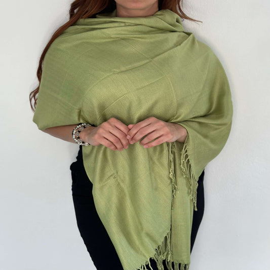 Mujer Modelando Cómo Cubrir los Hombros Elegantemente con un Twill Pashmina Color Verde Lima/Pololena & Co.