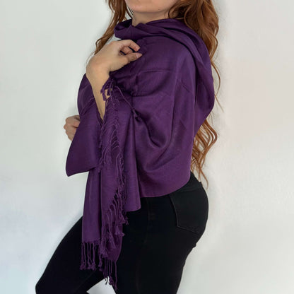 Mujer Modelando una Twill Pashmina Color Violeta que Cubre sus Hombros de Imperfecciones y del Frío/Pololena & Co.